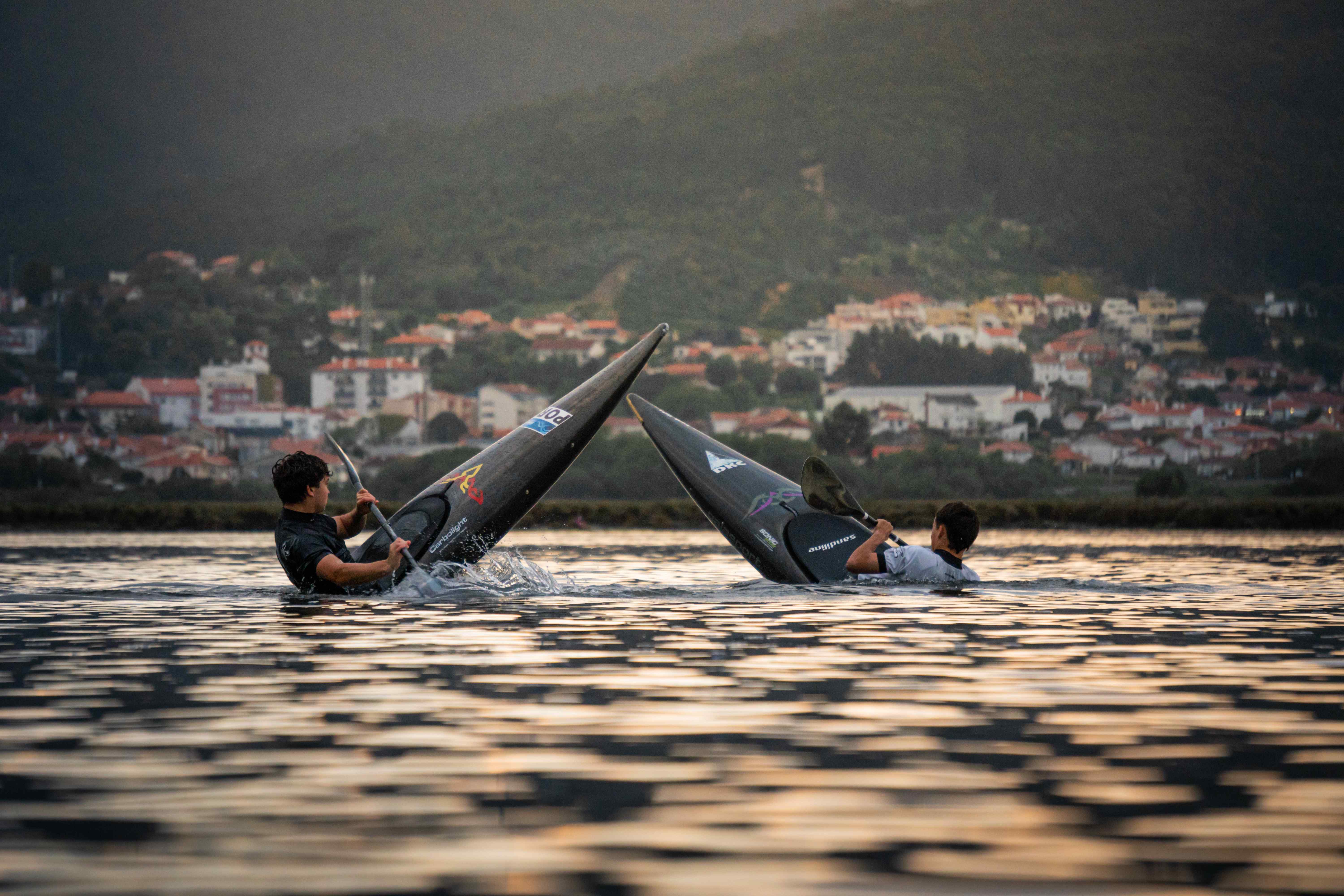 Canoistas em aguas calmas