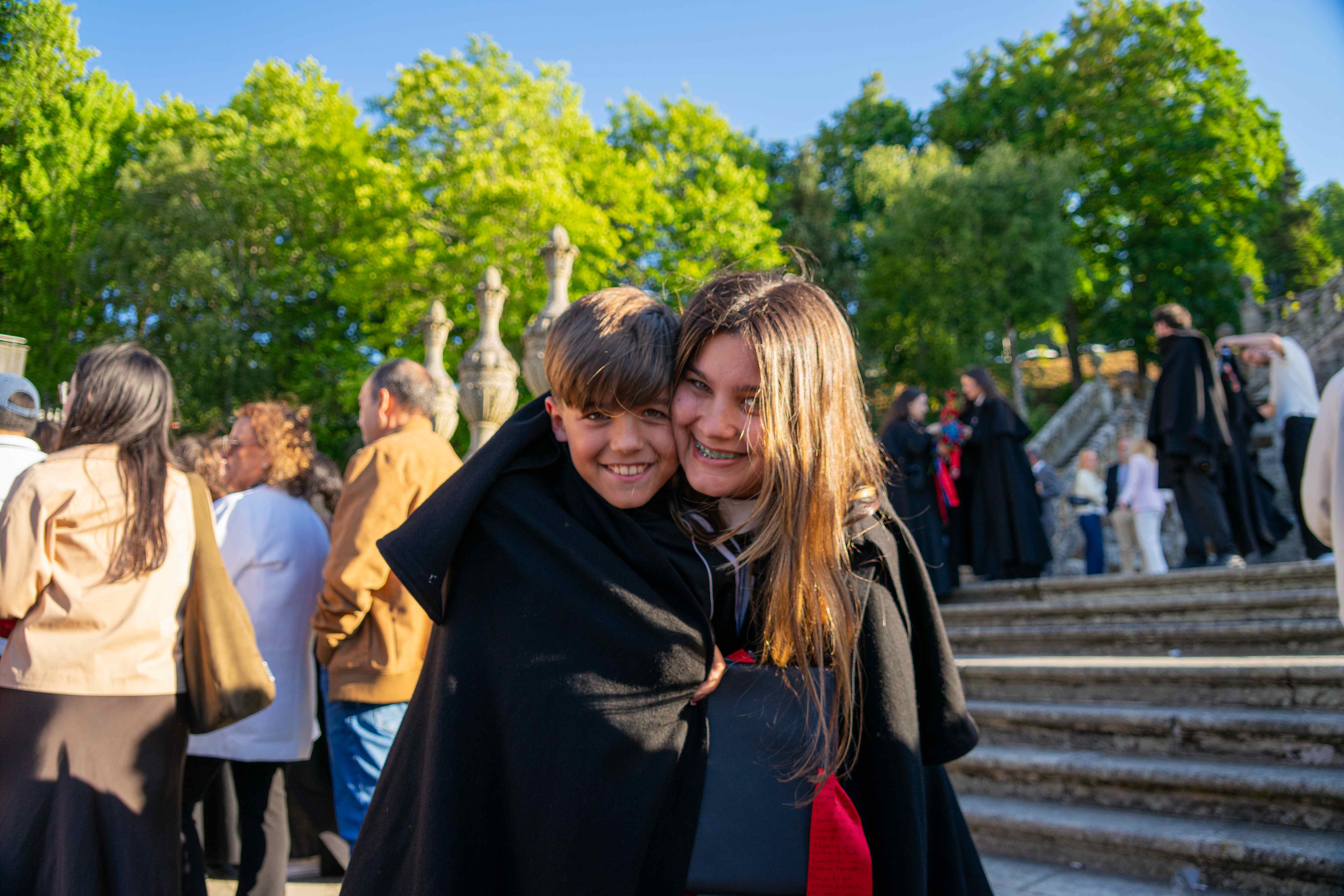 Abraco entre estudantes na praxe