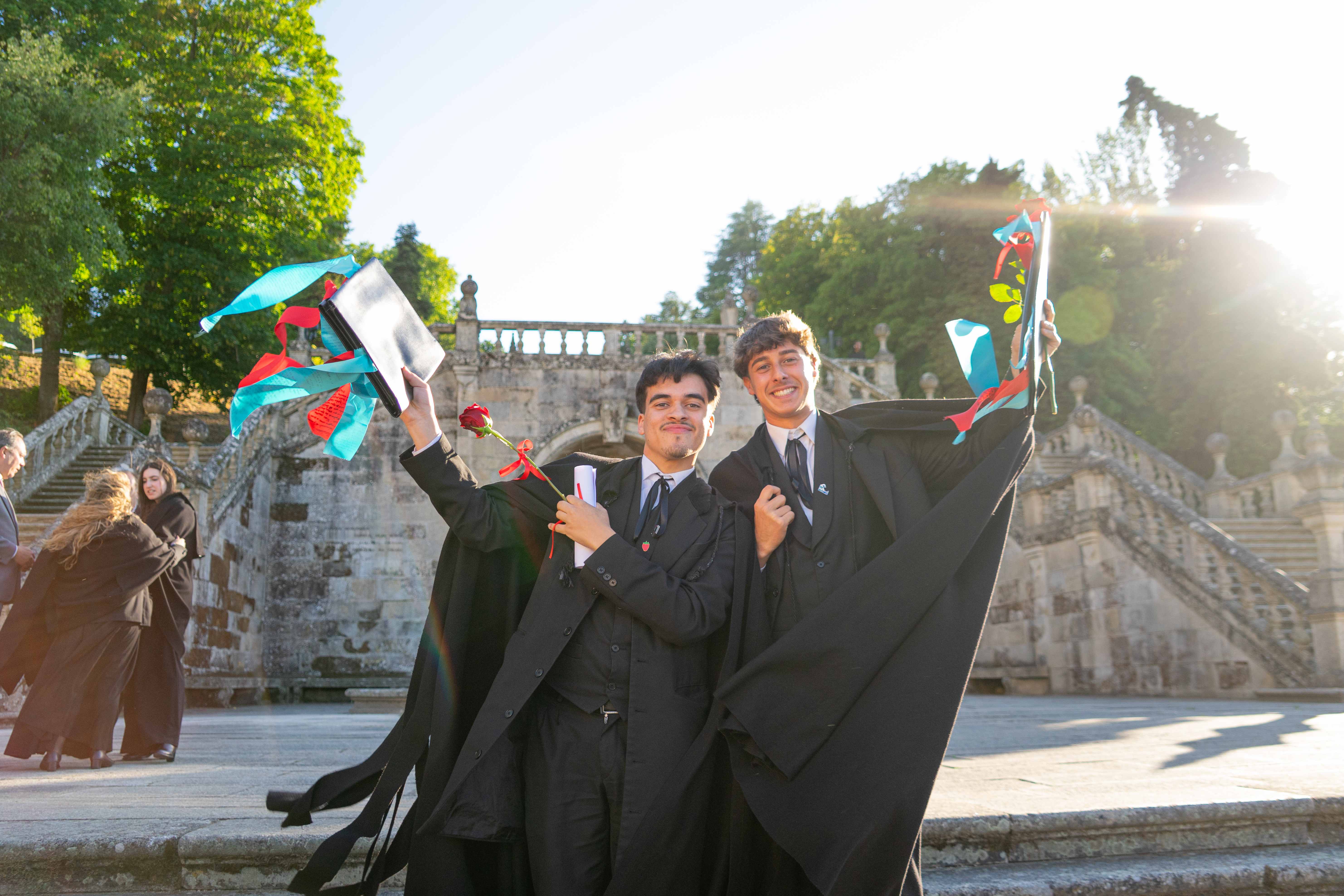 Dois estudantes a celebrar